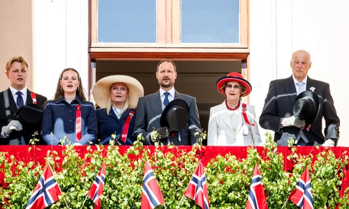 Prințul Sverre Magnus, Prințesa Ingrid Alexandra, Prințesa Mette Marit, Prințul Haakon, Regina Sonja și Regele Harald al Norvegiei  GettyImages 2215543818 jpg