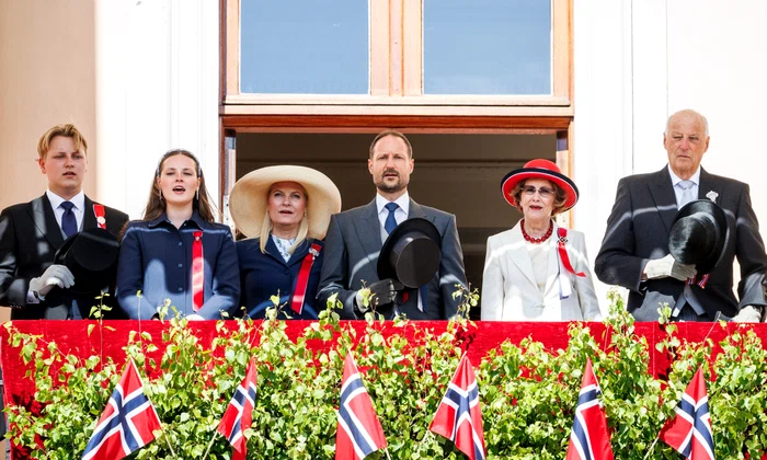 Prințul Sverre Magnus, Prințesa Ingrid Alexandra, Prințesa Mette Marit, Prințul Haakon, Regina Sonja și Regele Harald al Norvegiei  GettyImages 2215543818 jpg