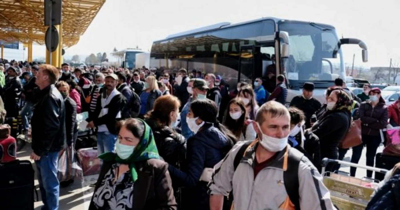 Peste 2.000 de persoane s-au înghesuit în stare de urgenţă pe Aeroportul Cluj-Napoca. FOTO: Inquam Photos/Raul Ştef