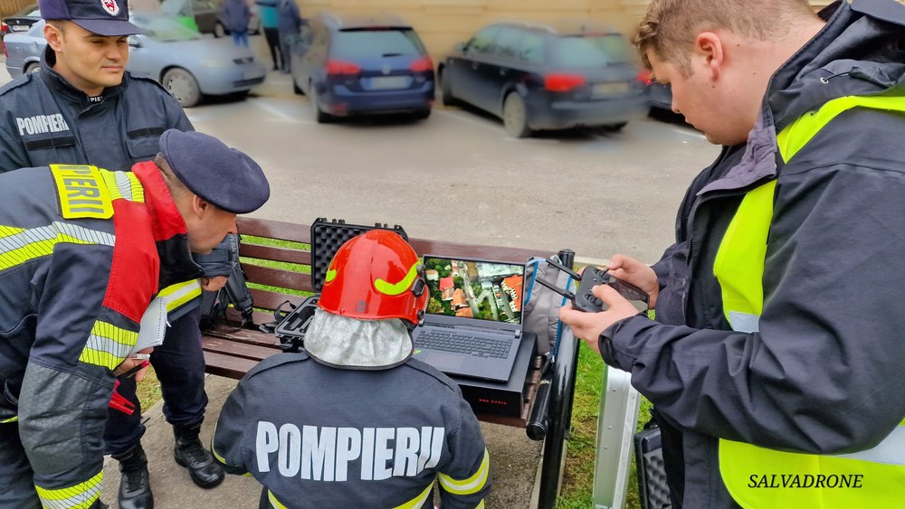 Femeie rătăcită în pădure, salvată cu ajutorul dronelor. Tinerii care le pilotează lucrează benevol cu pompierii FOTO