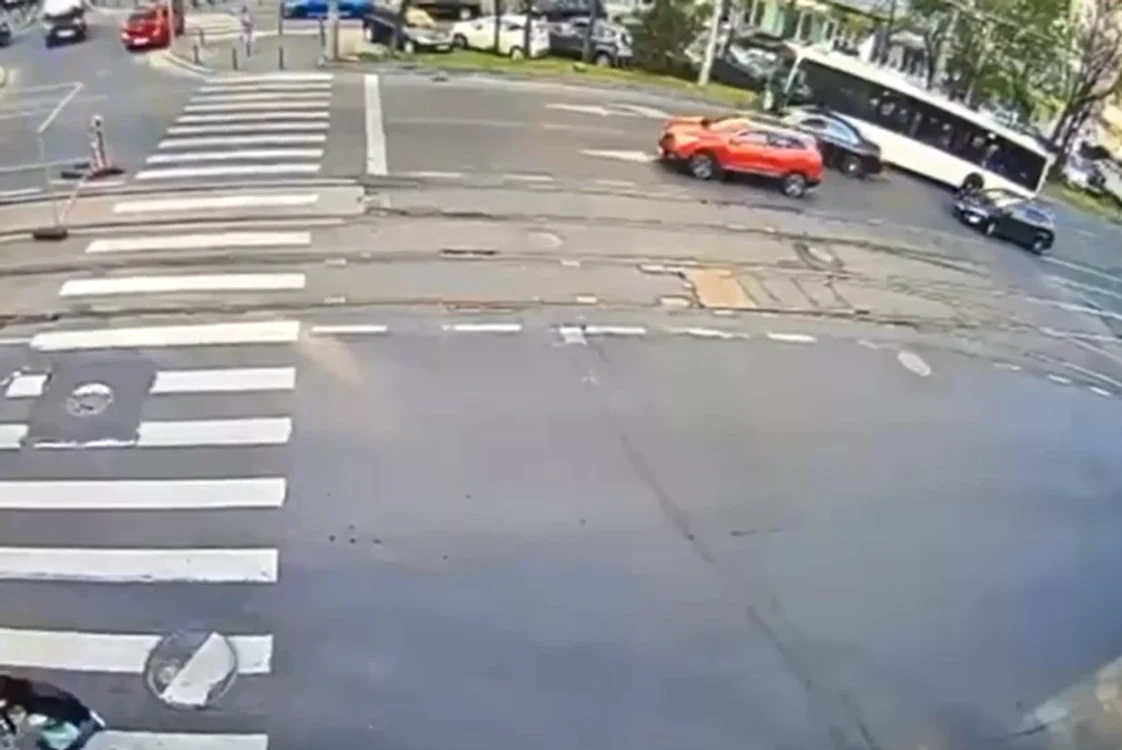 Șoferul unui autobuz amenințat în trafic Foto: captură video