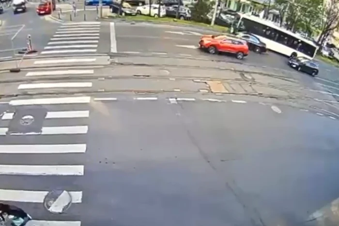 Șoferul unui autobuz amenințat în trafic Foto: captură video
