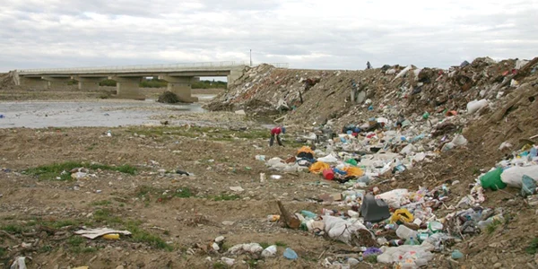Malurile râului Suceava sunt tapetate cu gunoaie aruncate de locuitorii din comunele din zonă  