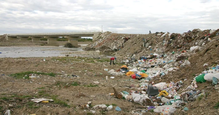 Malurile râului Suceava sunt tapetate cu gunoaie aruncate de locuitorii din comunele din zonă