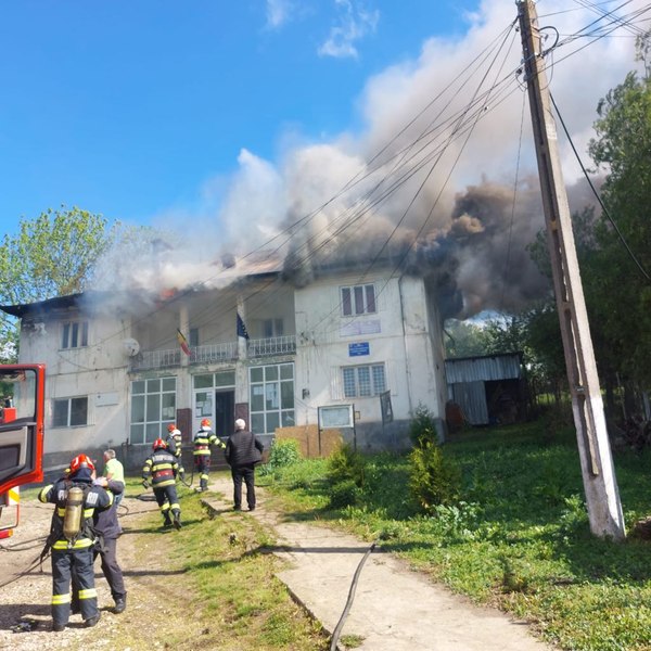 O primărie din Dolj, distrusă de un puternic incendiu. Au ars și numeroase documente publice foarte importante