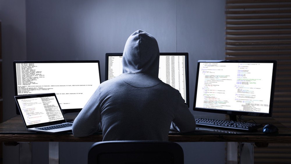 Mirajul îmbogățirii ia amploare pe Internet, prin Deep Fake. Cum a fost păcălit un ieșean în vârstă de 70 de ani