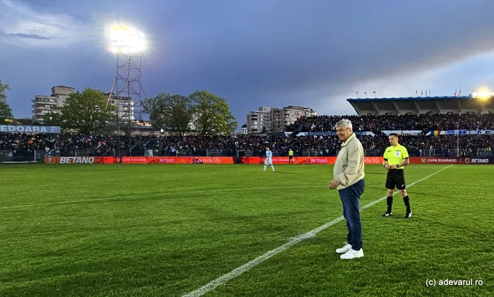 Mircea Lucescu pe stadionul Corvinul, în 2024. Foto: Daniel Guță. ADEVĂRUL