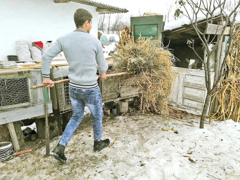 Puştiul roboteşte  cât e ziua de lungă