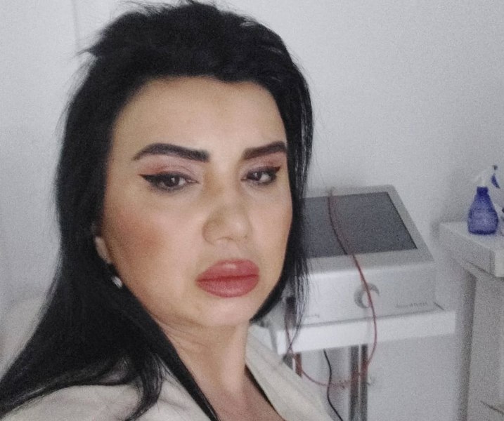Adriana Bahmuţeanu a ajuns la medic după ce a protestat în faţa Tribunalului. „Dacă vi se pare că în poza asta eram împăiată, e de la anestezie”