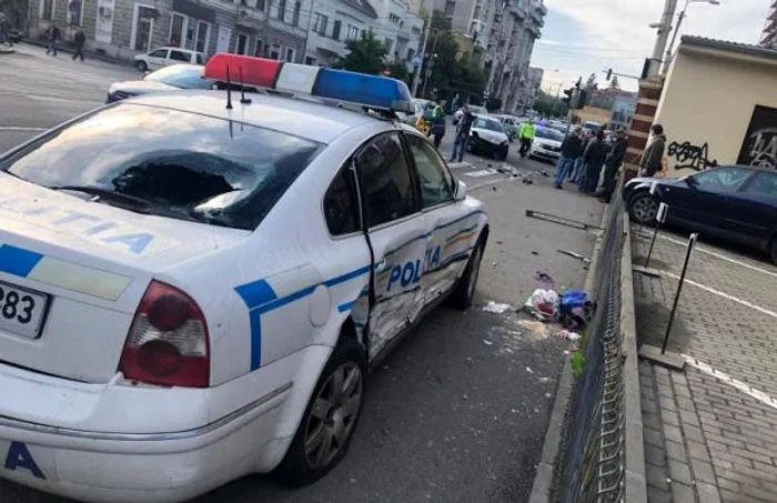 Maşina de Poliţie a ajuns la trotuar. FOTO: Ştiri de Cluj