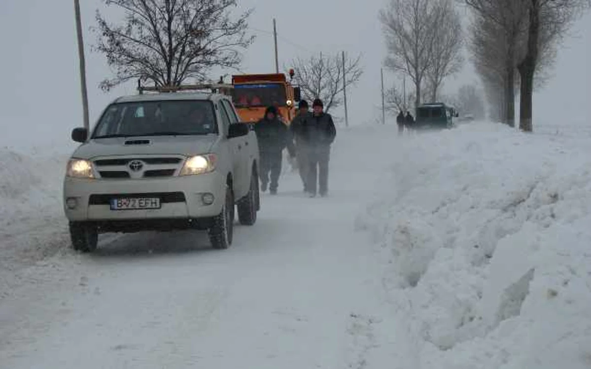 Utilajele acţionează pe toate drumurile judeţene FOTO:adevarul