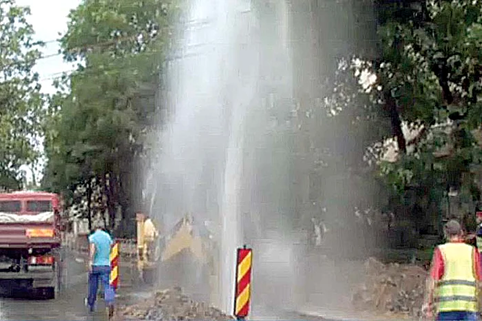 
    Gafa unui muncitor neîndemânatic a lăsat fără apă un cartier întreg din TulceaFoto: rtv.net  