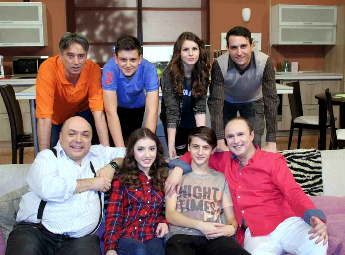 Rândul de sus: Bogdan Dumitrescu, fiul său Luca, Bianca şi Mişu Marinescu. Rândul de jos: Constantin Zamfirescu, Adina, Mihnea şi Grig Chiroiu