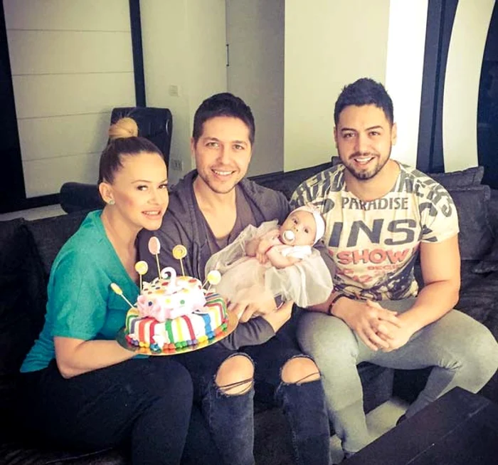 George Papagheorghe, naşul micuţei Evelin, încadrat de părinţii Anda Adam şi Sorin AndreiFoto: Arhiva personală