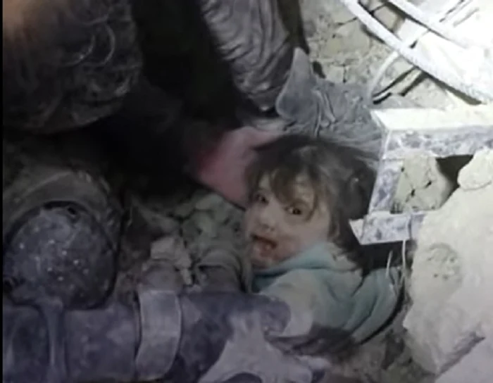 Fetița a fost scoasă de sub dărâmături de tatăl său Foto: Youtube