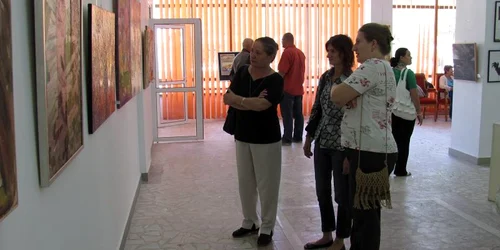 Iubitorii de artă sunt aşteptaţi la Centrul Cultural Ionel Perlea foto: M.S.