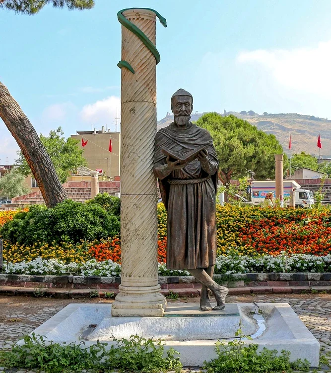 O statuie modernă a lui Galen, în orașul său natal, Pergamon (© Bernard Gagnon / Wikimedia Commons)
