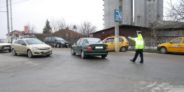  Poliţiştii au ţinut lecţii antifurt proprietarilor de maşini