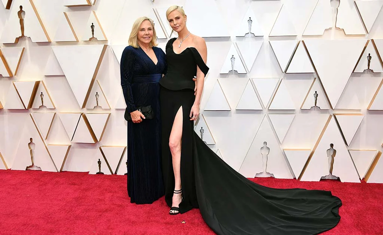 
    Charlize Theron a fost însoţită de Gerda Jacoba Aletta MaritzFoto: gettyimages  