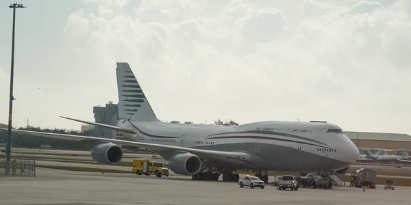 Boeing 747 deținut de familia regală din Qatar pe pista Aeroportului Internațional Palm Beach  FOTO Shutterstock jpg