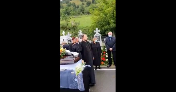 Preotul întinde mâinile pentru a-i fi pupate. FOTO: captură video Foaia Transilvană