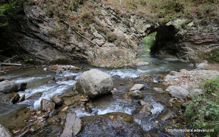 Bolta Apei, intrarea în Cheile Cernei. Foto: Daniel Guță. ADEVĂRUL