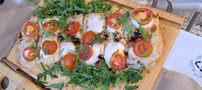 Pinsa preparată în Palagiano, Puglia, Italia