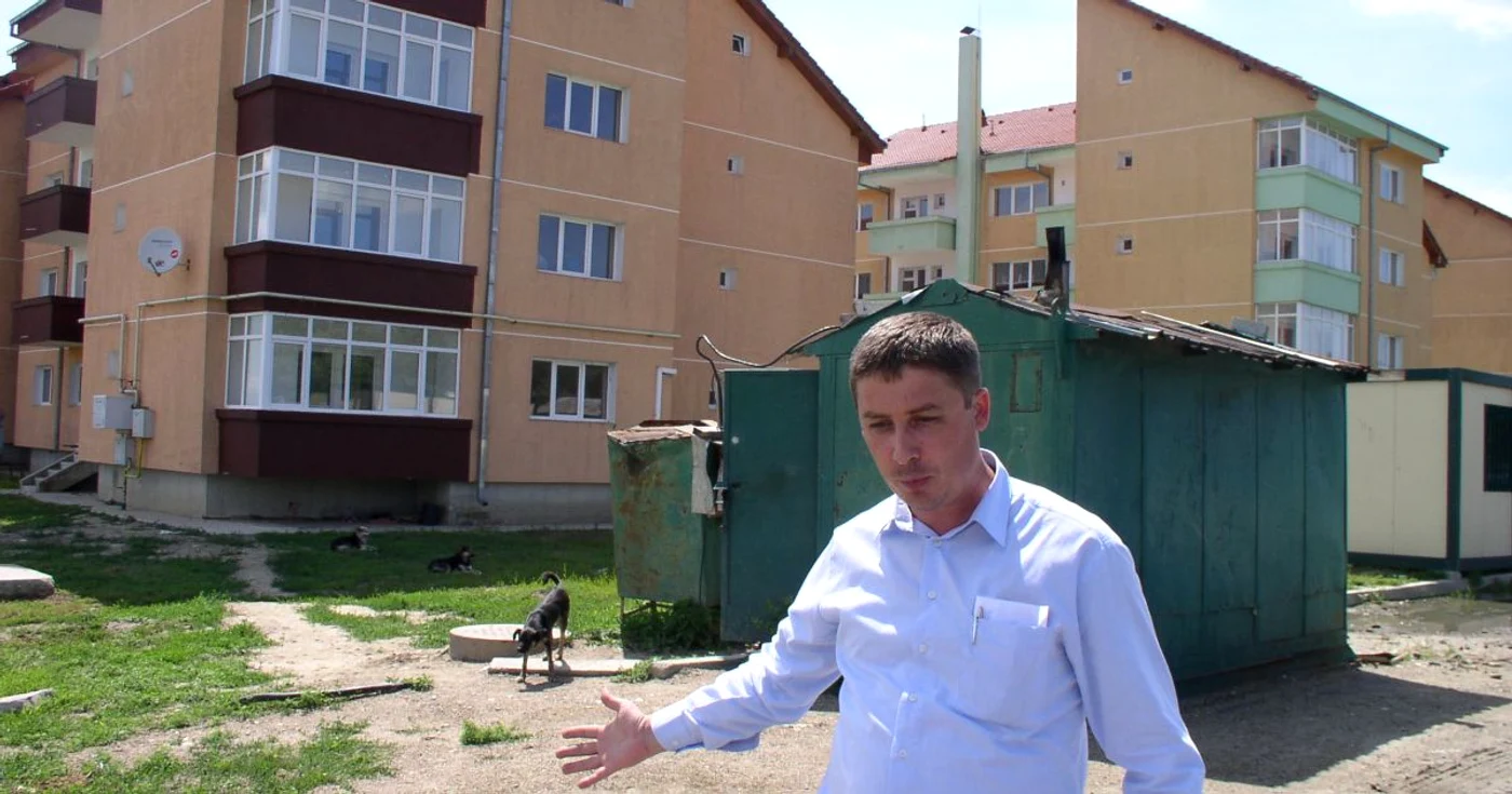 Gheorghe Chirian unul dintre locatarii care au primit, în cadru festiv, cheile unor apartamente fără canalizare