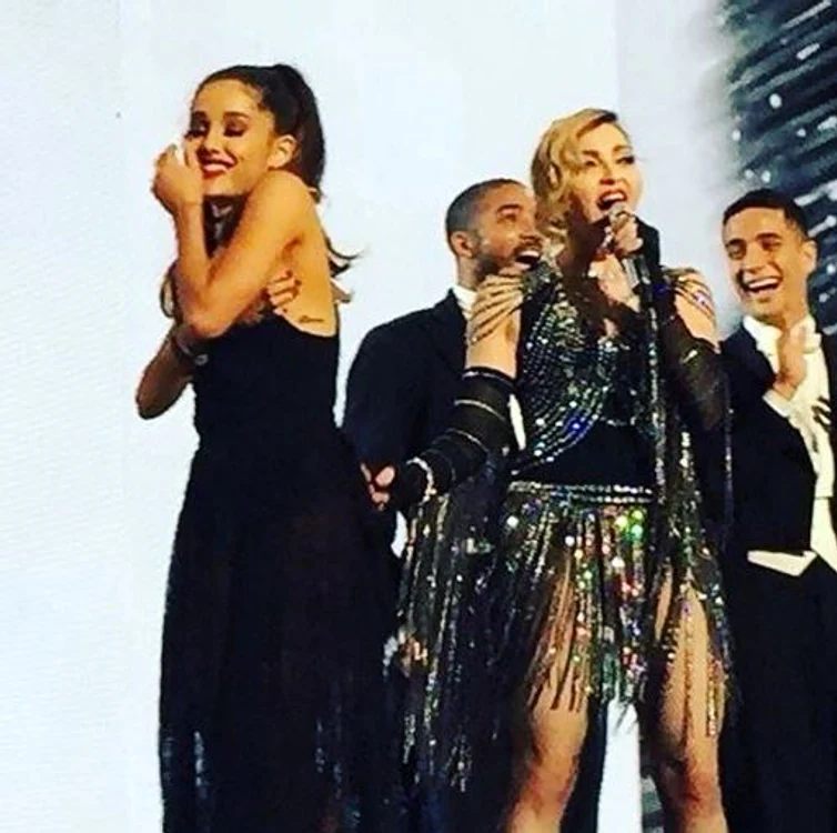 Madonna (57 de ani), suprinsă în timp ce o plesnea pe Ariana Grande (22 de ani) peste fund