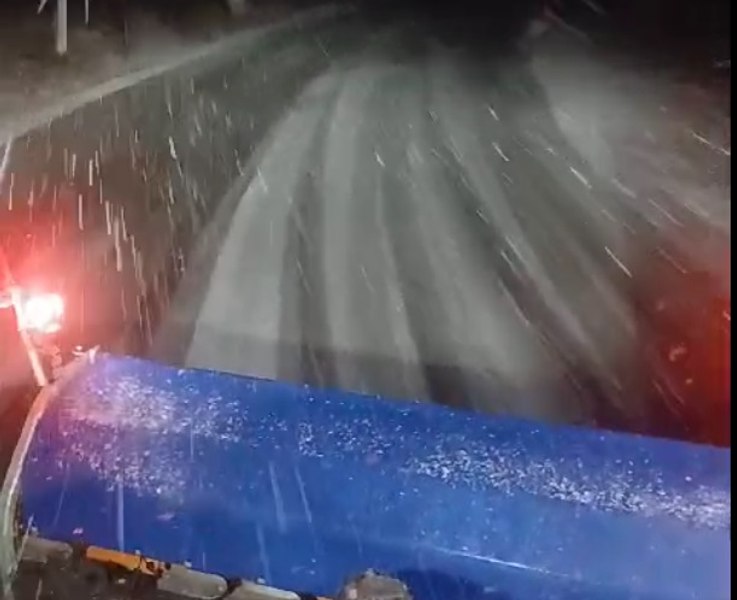 Iarna și-a intrat în drepturi! Drumarii au scos utilajele pentru deszăpezire