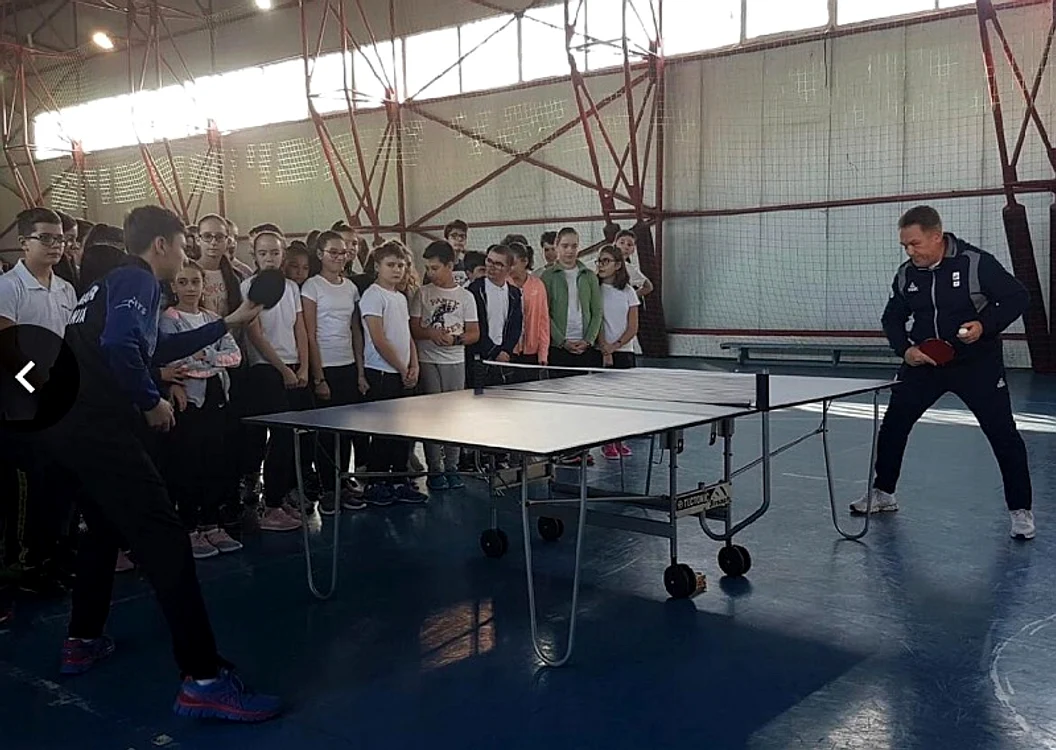 
    Cristinel Romanescu și Darius Movileanu au făcut un meci demonstrativ de tenis de masă  