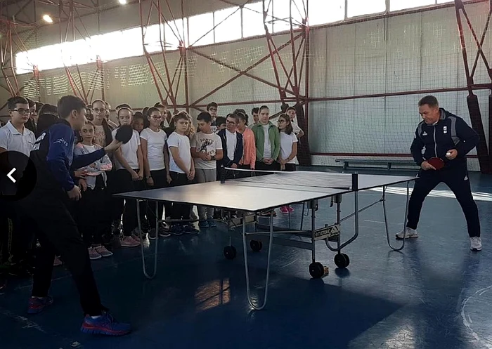 
    Cristinel Romanescu și Darius Movileanu au făcut un meci demonstrativ de tenis de masă  