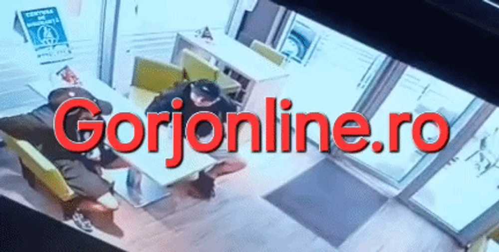 Momentul în care un bărbat care intră într-o benzinărie din Târgu Jiu e atacat cu o macetă
