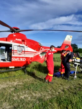 Elicopter SMURD pentru a transporta un tânăr din Zătreni Vâlcea care a intrat în stop cardio-respirator după ce s-a înecat cu mâncare Foto Adevărul