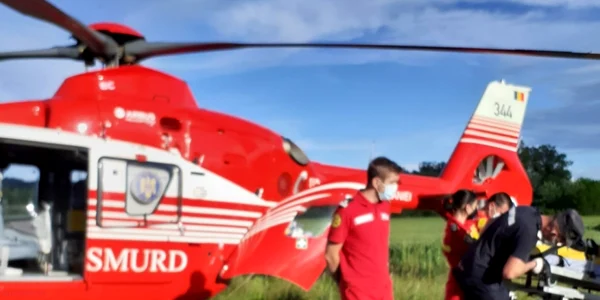 Elicopter SMURD pentru a transporta un tânăr din Zătreni Vâlcea care a intrat în stop cardio-respirator după ce s-a înecat cu mâncare Foto Adevărul