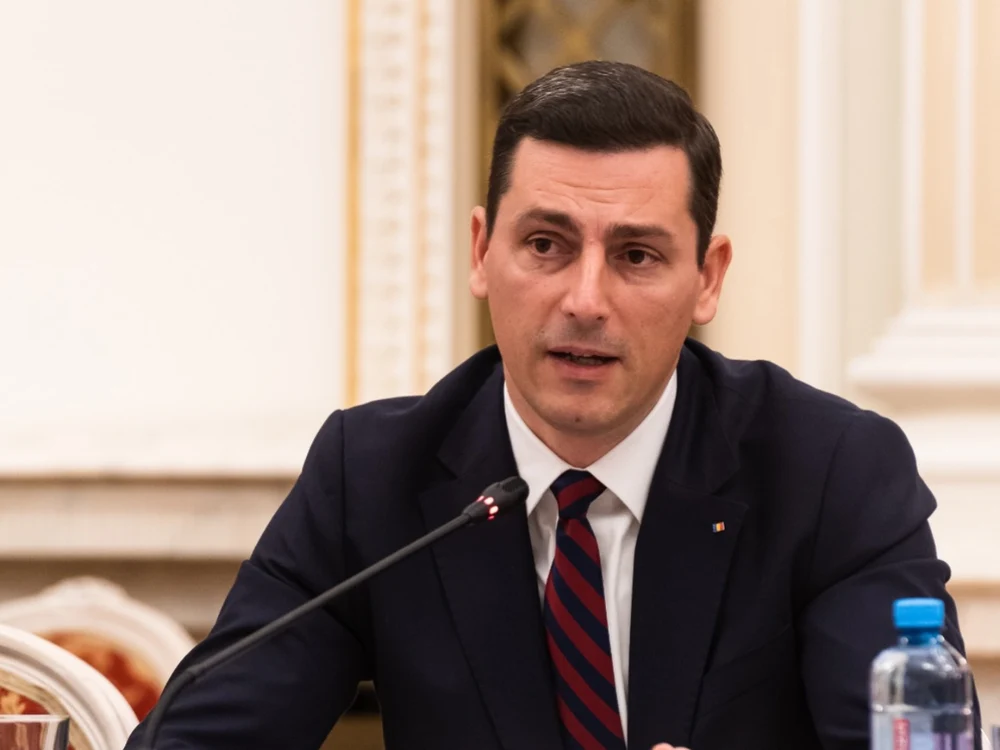 Moment stânjenitor în Parlament: deputat PNL surprins rostind o expresie vulgară la microfon