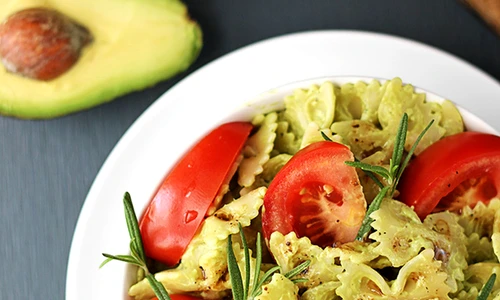 salata cu sos de avocado jpeg