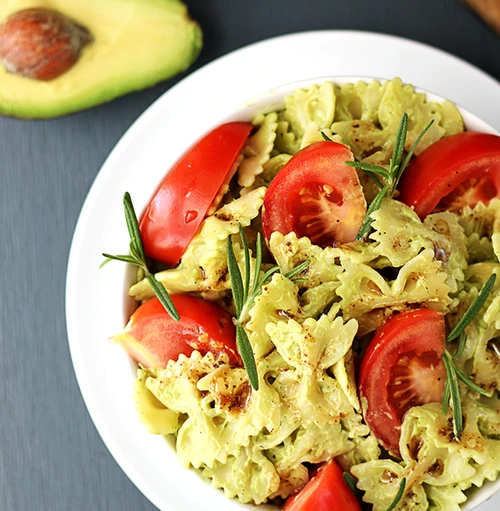 salata cu sos de avocado jpeg
