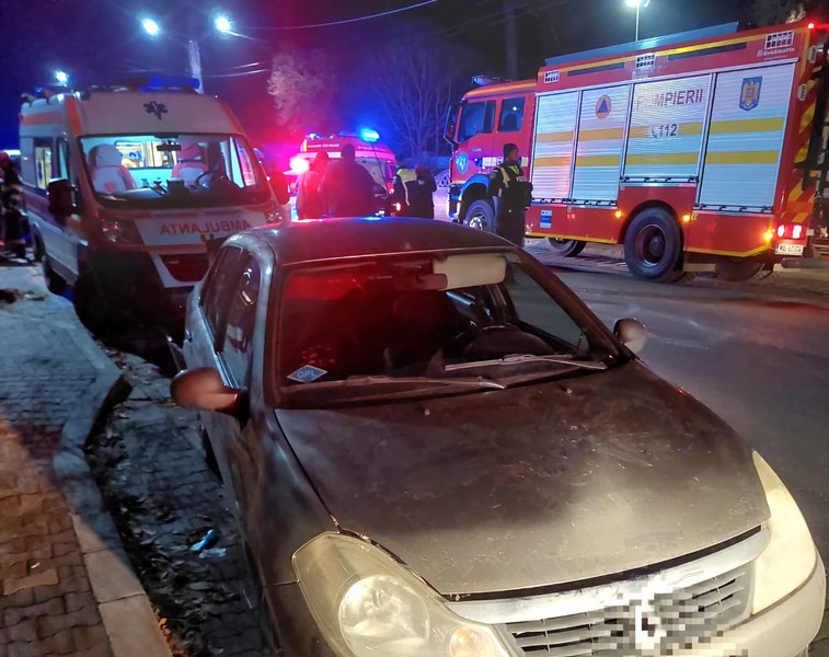 Plan Roșu de Intervenție în Giurgiu. Un microbuz cu 9 persoane şi o maşină, implicate într-un accident rutier. Doi copii, transportați la spital