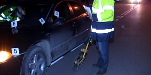 Politist lovit de masina