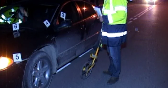 Poliţistul a fost acroşat de şoferul care făcea liniuţe. FOTO Adrian Boioglu