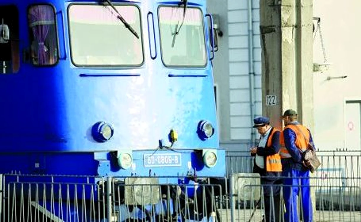 
    Trei foşti directori ai CFR Timişoara au primit câte şapte ani de închisoare pentru acte de corupţie  
