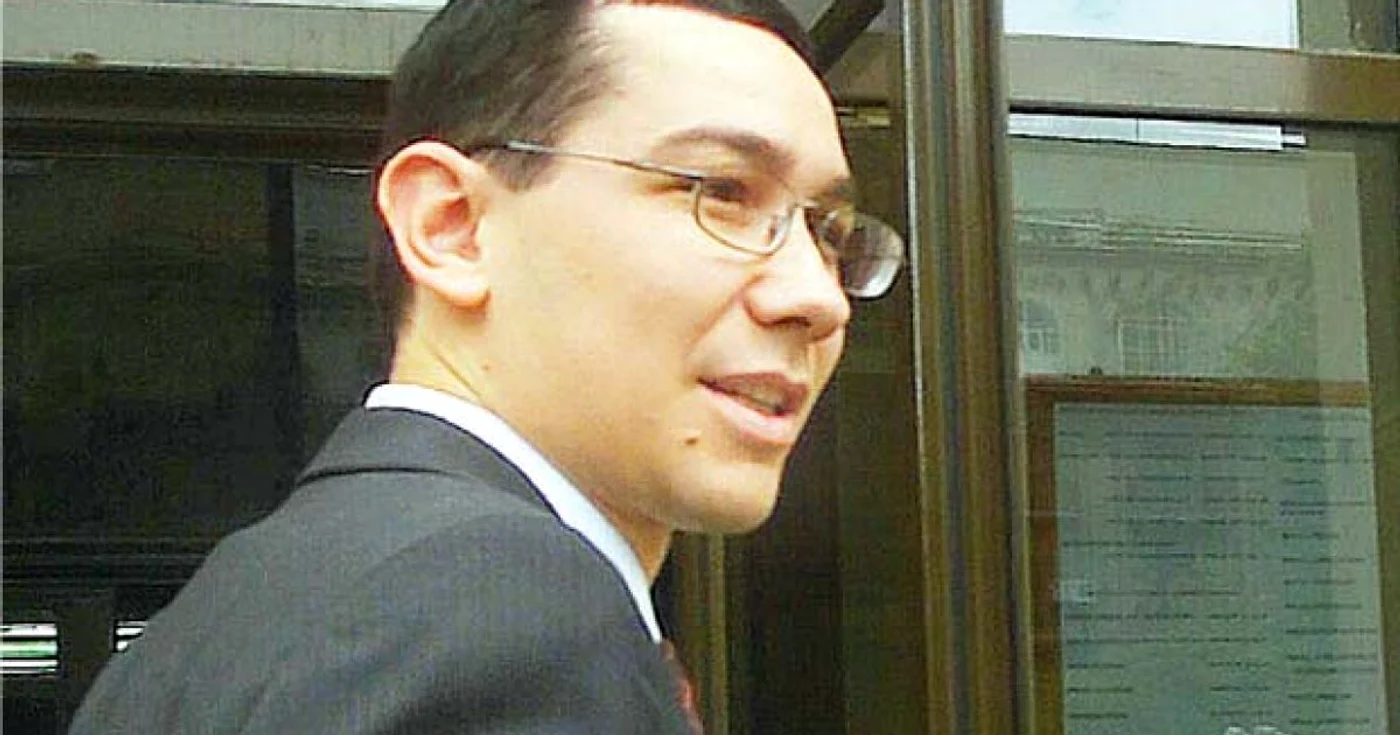 Victor Ponta şi-a susţinut doctoratul în 2003   