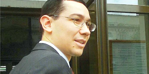 Victor Ponta şi-a susţinut doctoratul în 2003