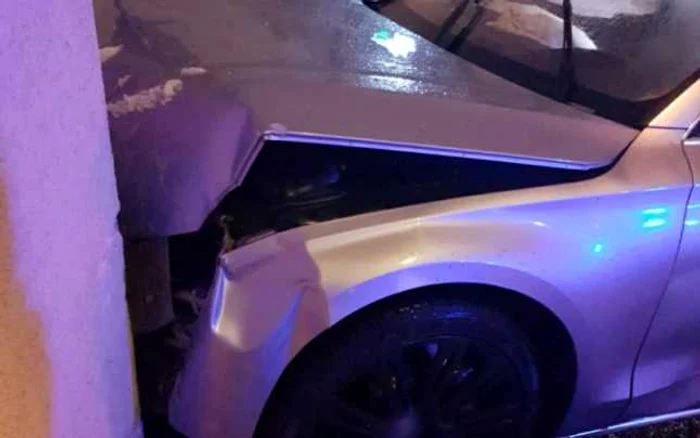 Cele două persoane au fost rănite uşor, la prima vedere, şi au fost transportate la spital.