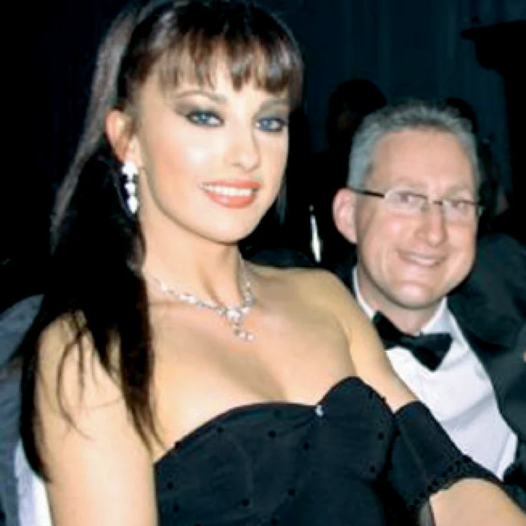 La începutul anului 2008, cuplul Gabriela Irimia şi Opik Lembit era nelipsit din presa britanică