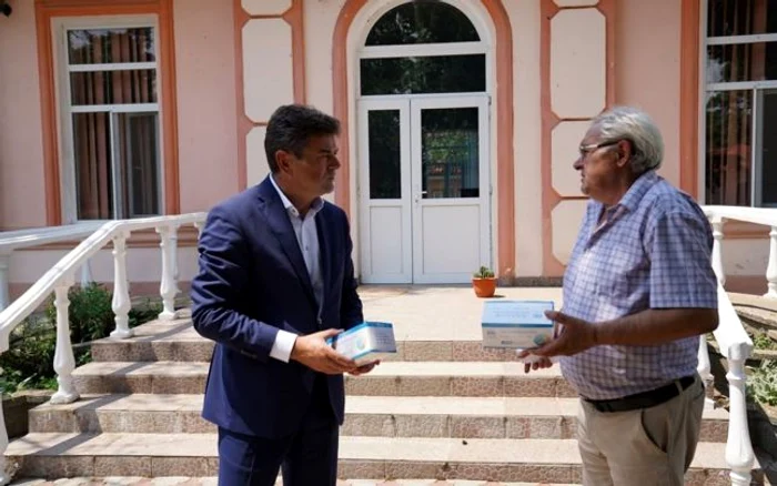 Măşti pentru personalul medical şi pacienţii Centrului din Fierbinţi Târg FOTO Facebook/CJI