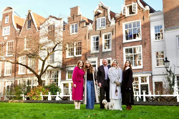 Regele Willem Alexander, Regina Maxima și Prințesa Amalia foto Facebook jpg