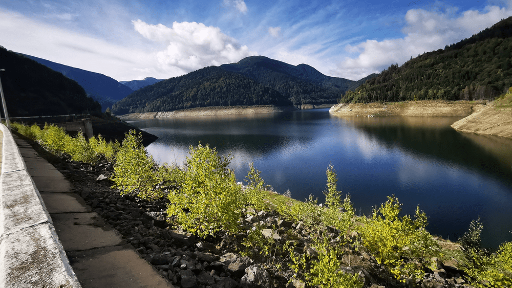 Colosul din Retezat, măcinat de un fenomen necontrolat. Natura dezlănțuită peste Lacul Gura Apelor VIDEO