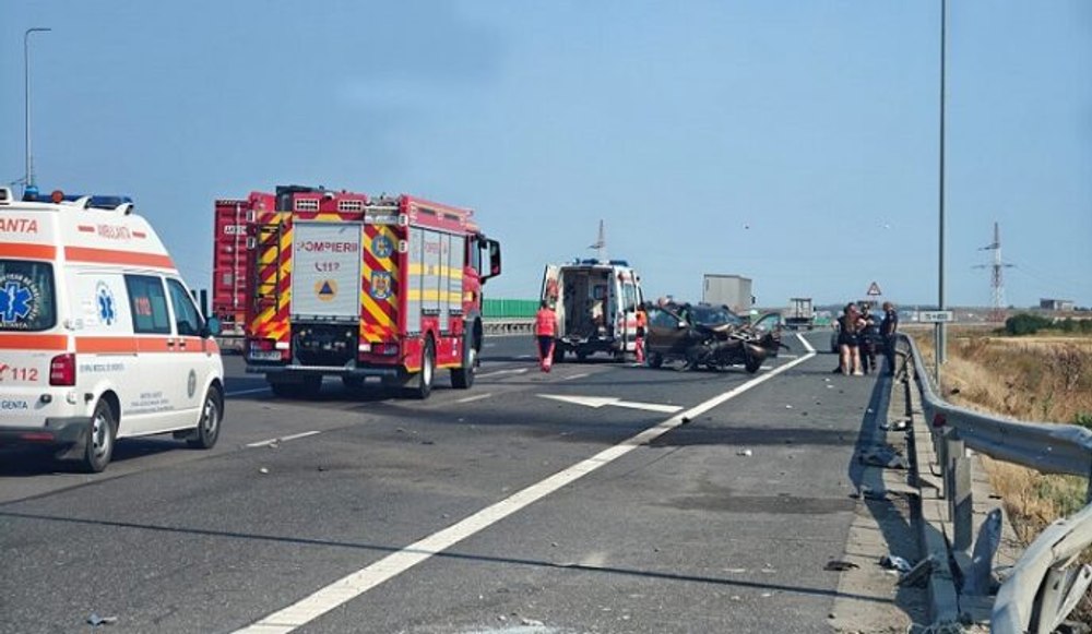 Impact cu trei autoturisme pe Autostrada Soarelui, spre București. Patru persoane, între care doi copii, au fost rănite